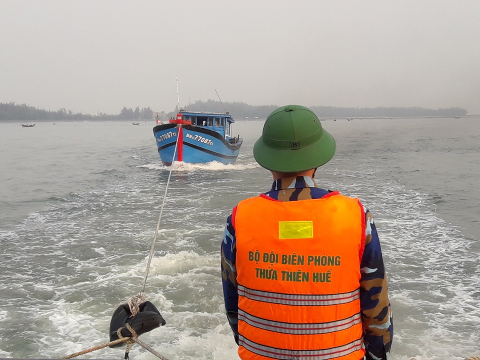 Khẩn trương cứu tàu bị hỏng máy, trôi dạt trên biển - 1