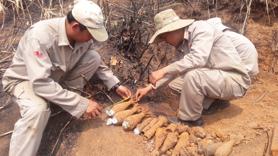 Tá hỏa phát hiện gần 100 quả đạn pháo trong rẫy chuối - 1