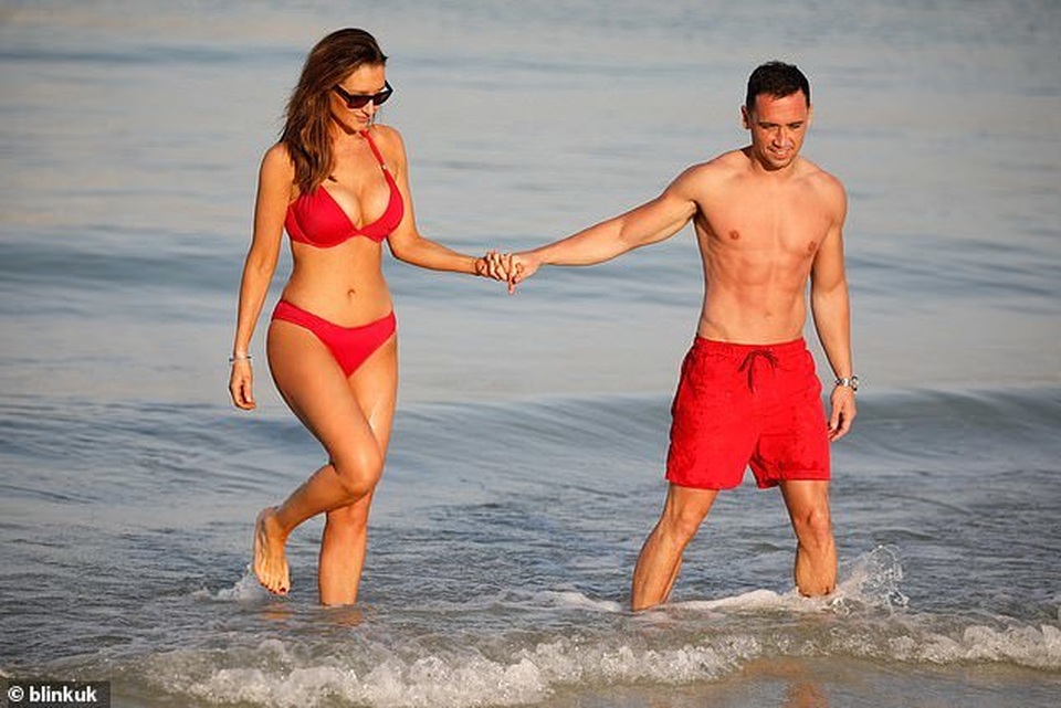 Catherine Tyldesley đẹp như mộng với áo tắm đỏ - 5