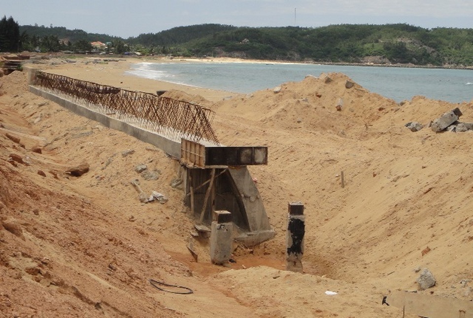 Kè biển 80 tỷ vừa sử dụng đã bị sóng đánh bay: Các bên xin rút kinh nghiệm! - 4 Kè biển 80 tỷ vừa sử dụng đã bị sóng đánh bay: Các bên xin rút kinh nghiệm! - 4