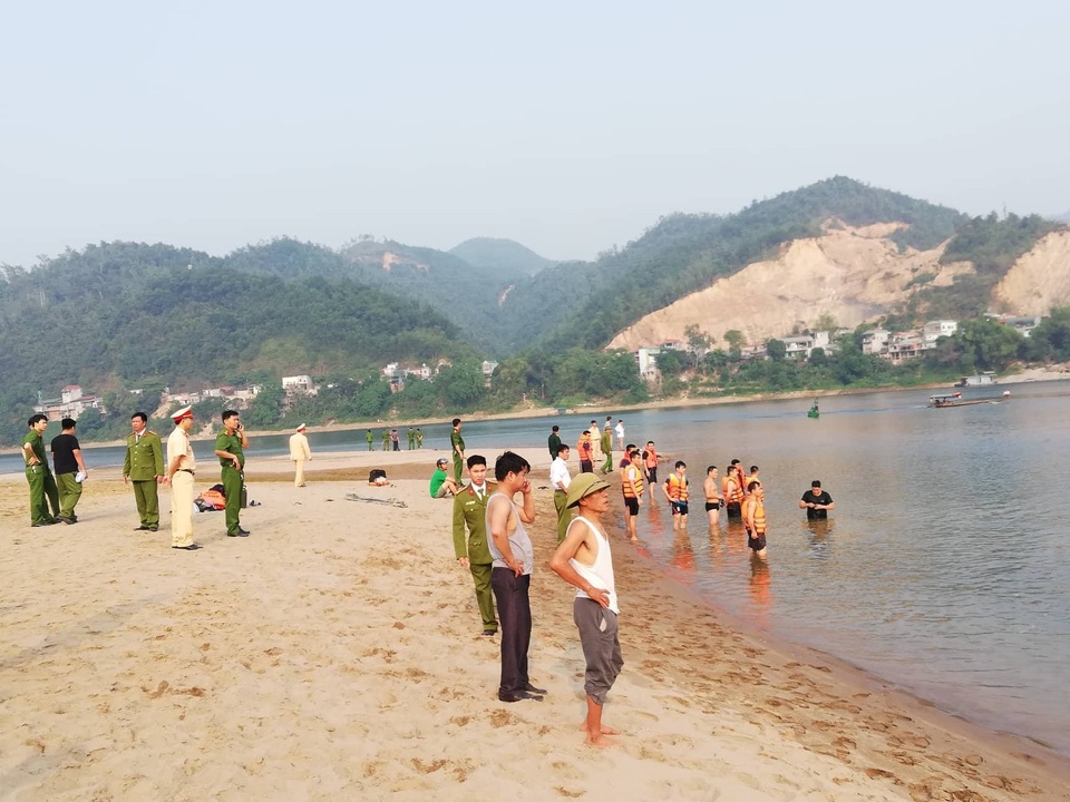 8 học sinh chết đuối trên sông Đà - 5 8 học sinh chết đuối trên sông Đà - 5
