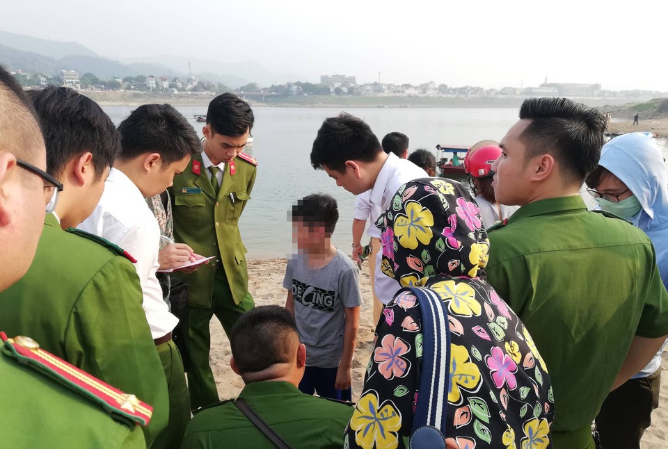 8 học sinh chết đuối trên sông Đà - 3 8 học sinh chết đuối trên sông Đà - 3