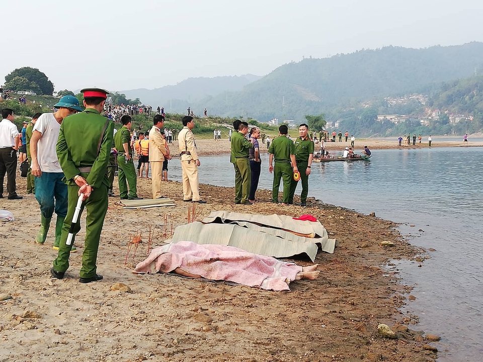 8 học sinh chết đuối trên sông Đà - 1 8 học sinh chết đuối trên sông Đà - 1