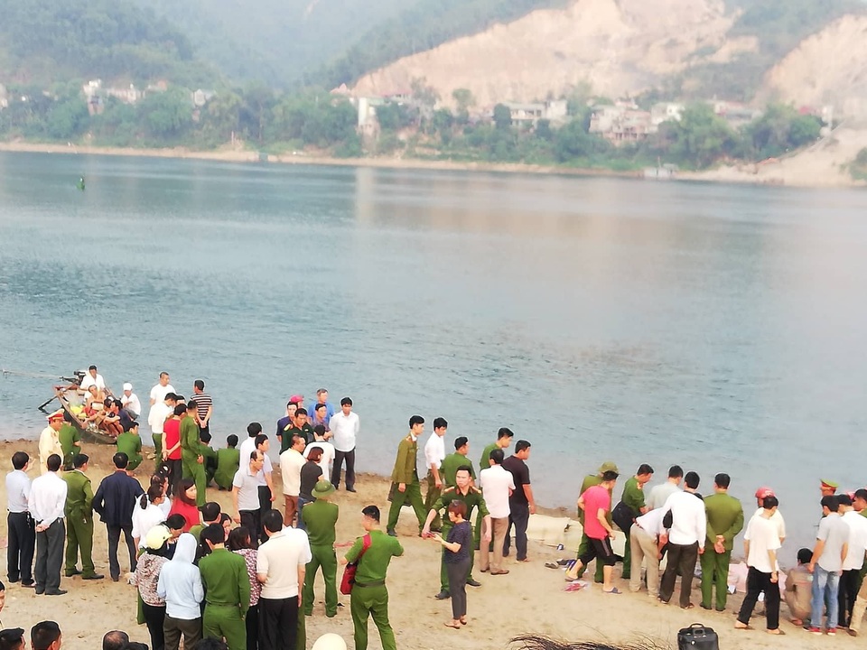 8 học sinh chết đuối trên sông Đà - 2 8 học sinh chết đuối trên sông Đà - 2