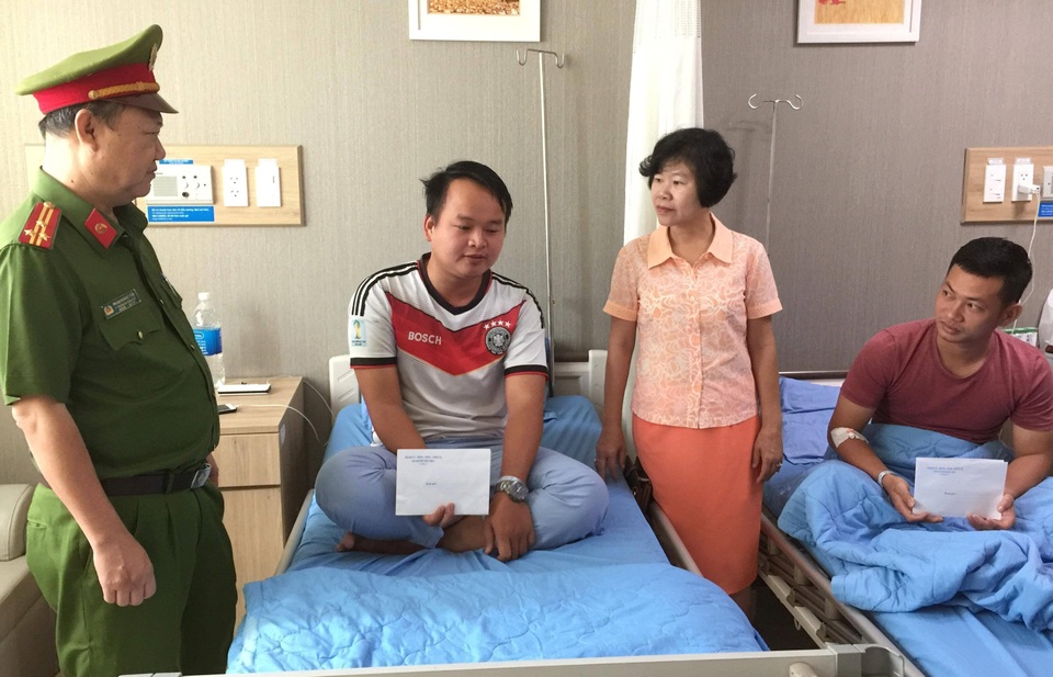 2 công an viên bị đâm trọng thương khi bắt ổ đánh bạc - 2 2 công an viên bị đâm trọng thương khi bắt ổ đánh bạc - 2