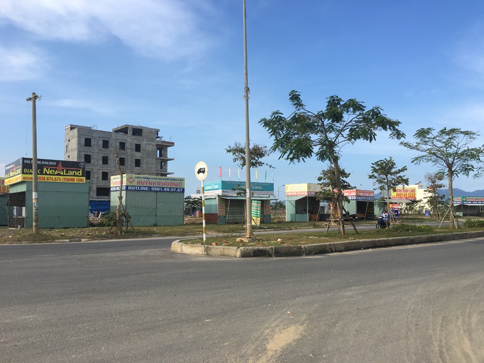 Đại gia ô tô bỏ hoang showroom, ôm tiền đổ về Đà Nẵng buôn đất - 4 Đại gia ô tô bỏ hoang showroom, ôm tiền đổ về Đà Nẵng buôn đất - 4