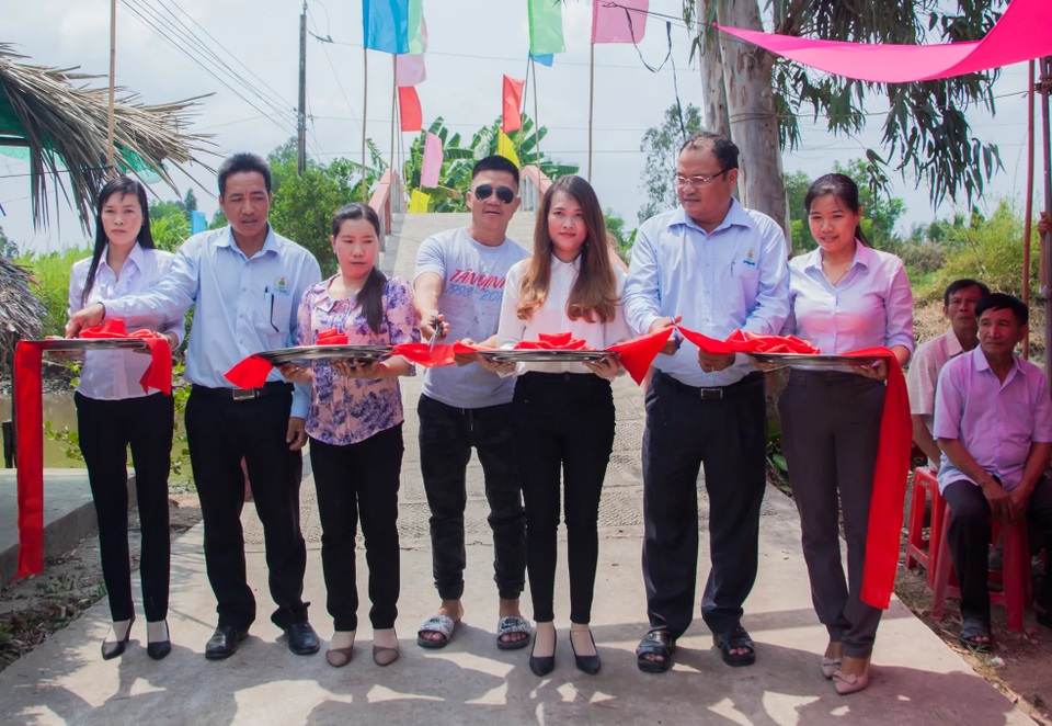 Đinh Văn Thơ tặng cầu cho bà con miền Tây - 3