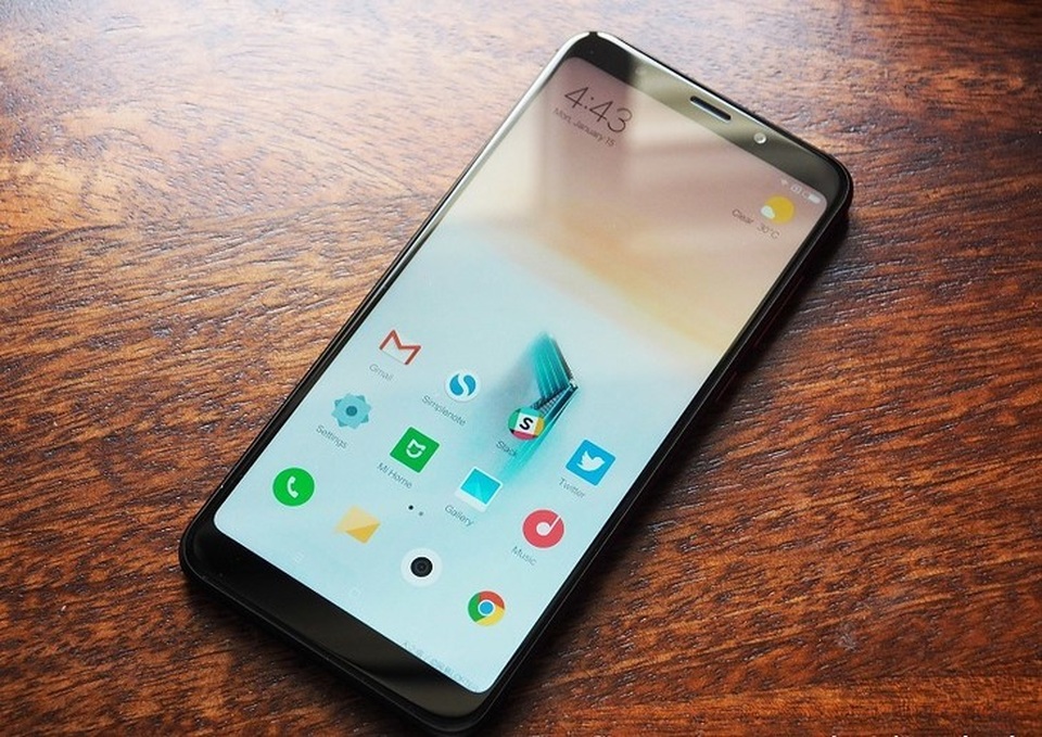 Smartphone tầm trung: kẻ cố gắng thoả hiệp, người không ngừng đột phá - 1