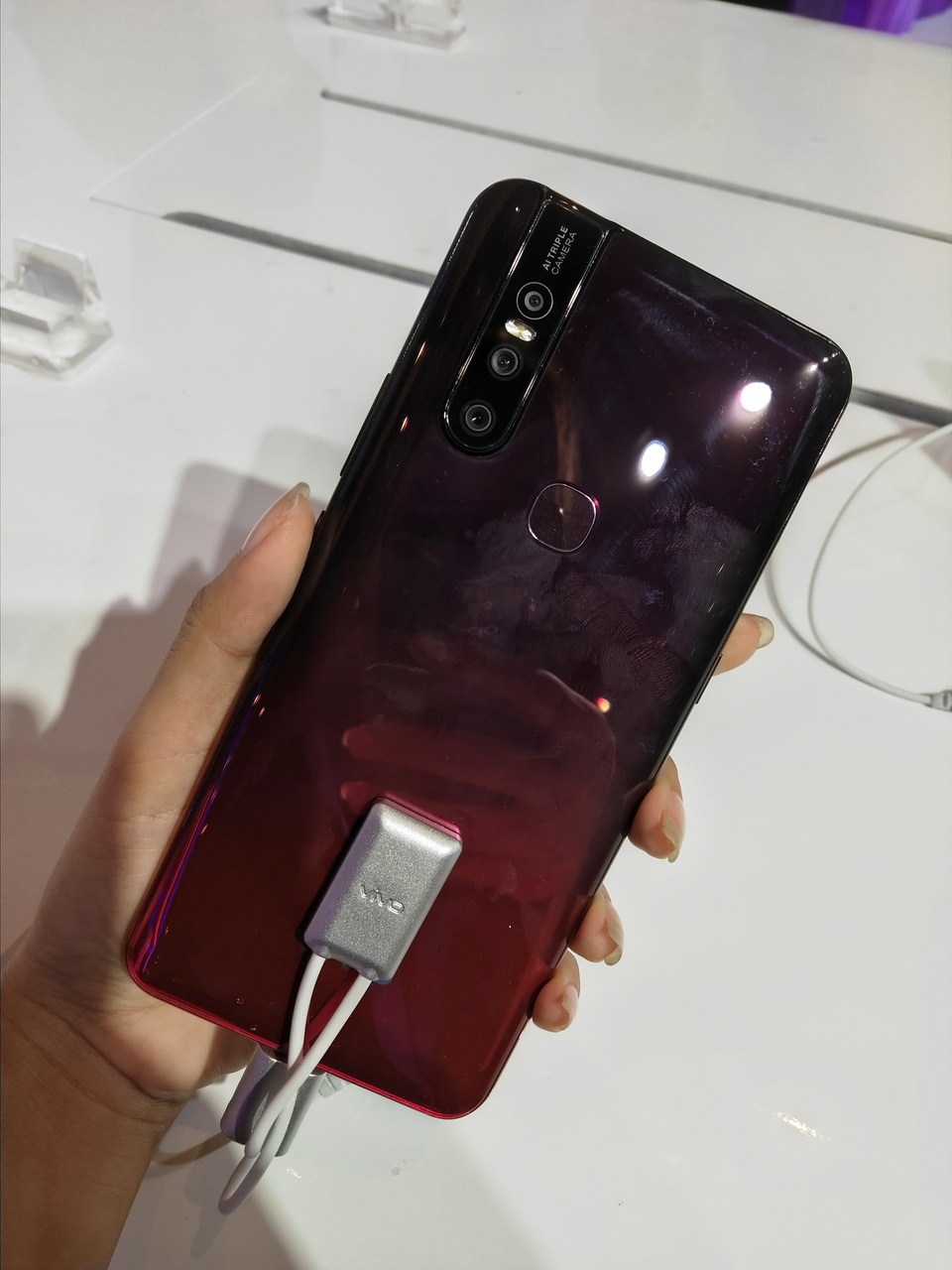 Ra mắt Vivo V15, camera tàng hình, giá 7,9 triệu đồng - 3 Ra mắt Vivo V15, camera tàng hình, giá 7,9 triệu đồng - 3