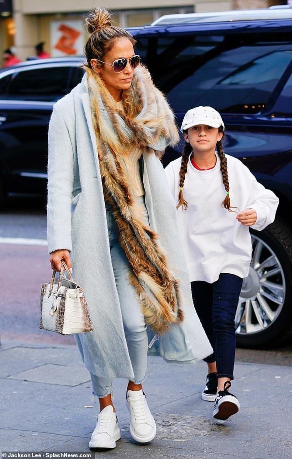Jennifer Lopez sành điệu cùng con gái đi mua sắm - 1 Jennifer Lopez sành điệu cùng con gái đi mua sắm - 1