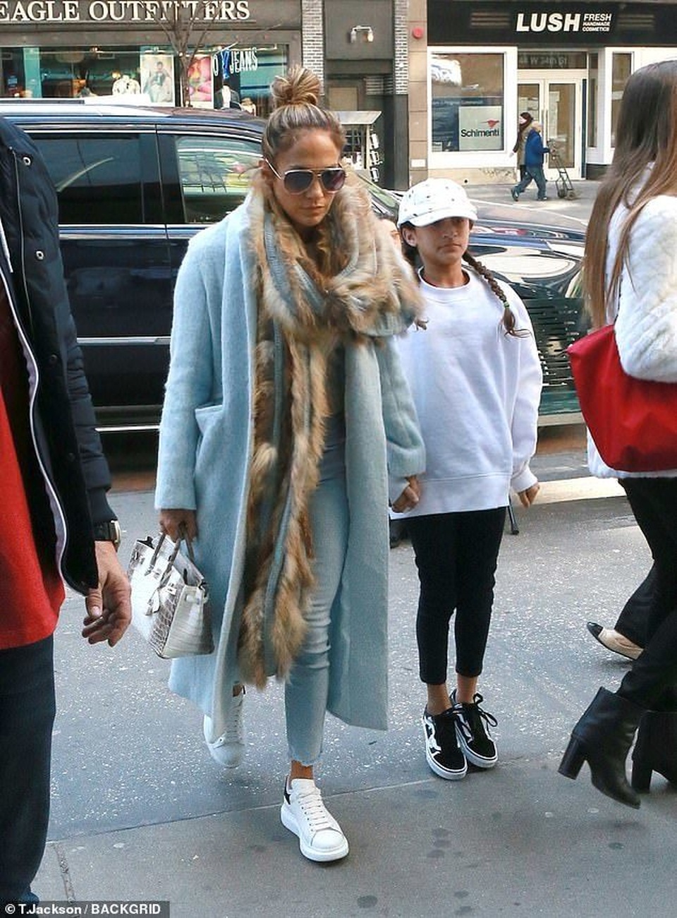 Jennifer Lopez sành điệu cùng con gái đi mua sắm - 5 Jennifer Lopez sành điệu cùng con gái đi mua sắm - 5