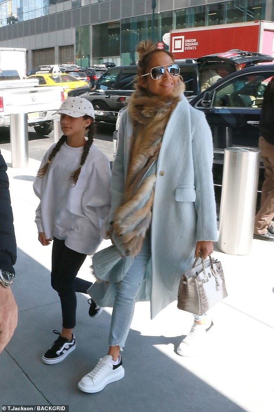 Jennifer Lopez sành điệu cùng con gái đi mua sắm - 9 Jennifer Lopez sành điệu cùng con gái đi mua sắm - 9