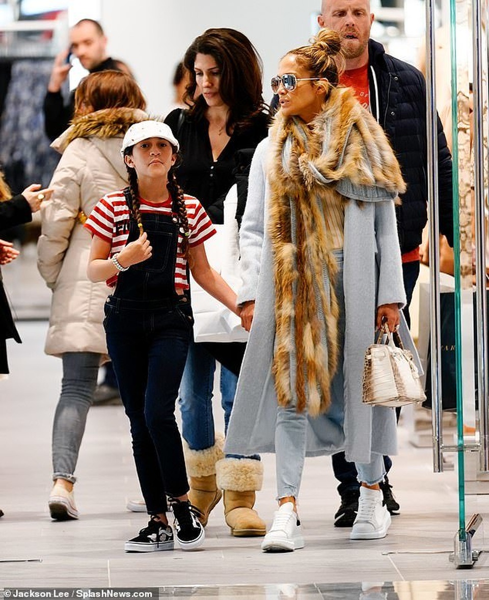 Jennifer Lopez sành điệu cùng con gái đi mua sắm - 3 Jennifer Lopez sành điệu cùng con gái đi mua sắm - 3
