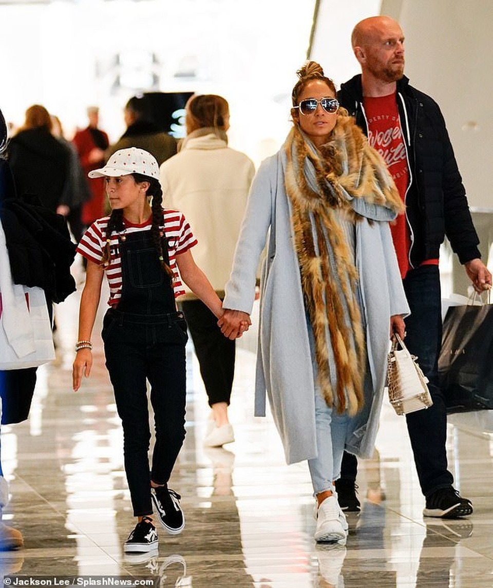 Jennifer Lopez sành điệu cùng con gái đi mua sắm - 8 Jennifer Lopez sành điệu cùng con gái đi mua sắm - 8
