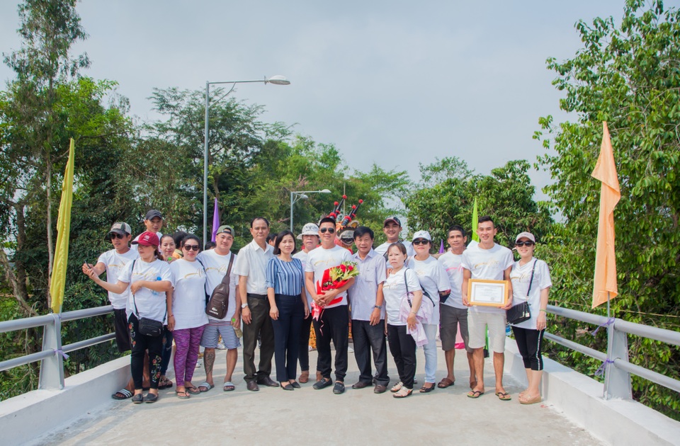 Đinh Văn Thơ tặng cầu cho bà con miền Tây - 1