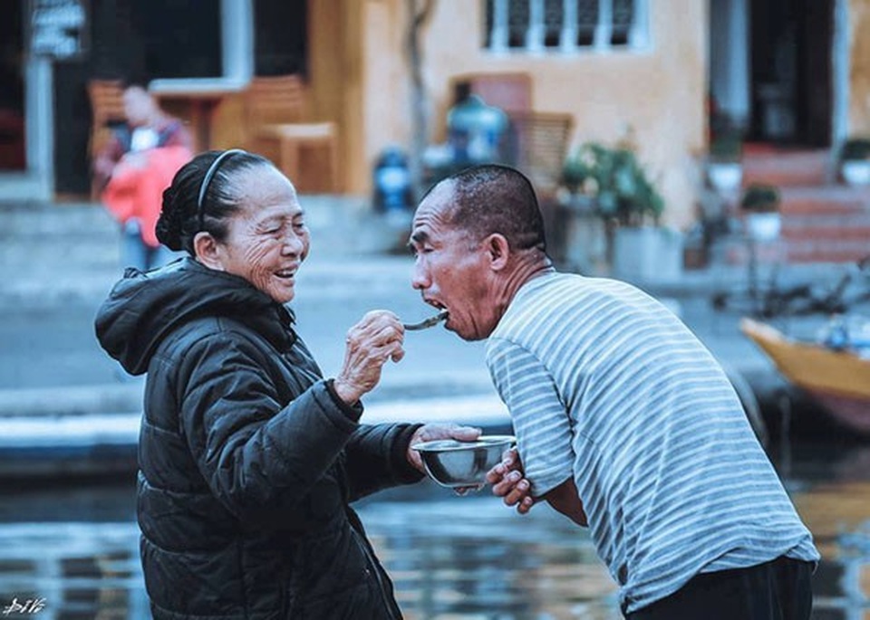 Người mẹ 60 năm chạy theo đút cơm cho con - 1 Người mẹ 60 năm chạy theo đút cơm cho con - 1