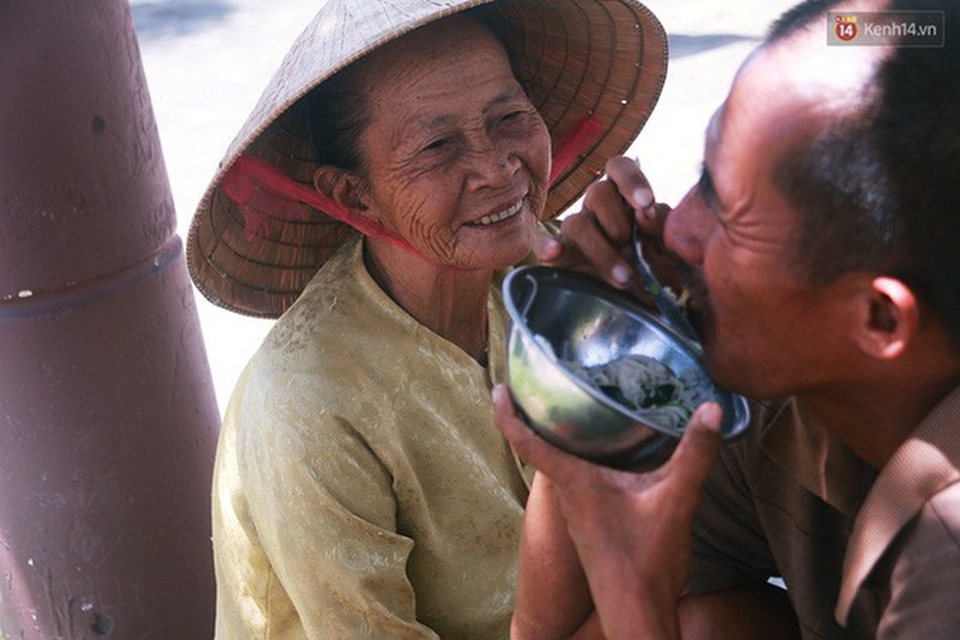 Người mẹ 60 năm chạy theo đút cơm cho con - 6 Người mẹ 60 năm chạy theo đút cơm cho con - 6