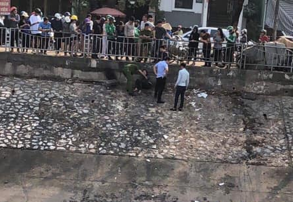 Hà Nội: Cứu sống cô gái nhảy sông Tô Lịch tự tử - 1 Hà Nội: Cứu sống cô gái nhảy sông Tô Lịch tự tử - 1