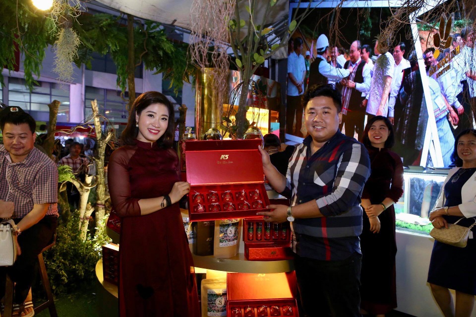 Sâm “Quốc bảo” hàng trăm triệu đồng và hàng loạt dược liệu quý được trưng bày ngay tại Hà Nội 1.jpg Sâm “Quốc bảo” hàng trăm triệu đồng và hàng loạt dược liệu quý được trưng bày ngay tại Hà Nội 1.jpg