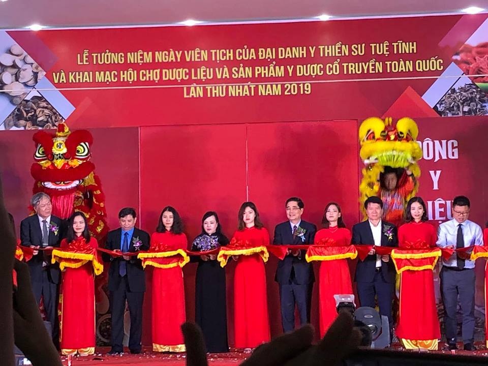 Sâm “Quốc bảo” hàng trăm triệu đồng và hàng loạt dược liệu quý được trưng bày ngay tại Hà Nội 3.jpg Sâm “Quốc bảo” hàng trăm triệu đồng và hàng loạt dược liệu quý được trưng bày ngay tại Hà Nội 3.jpg