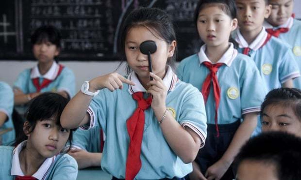 Lo ngại học sinh cận thị tăng, tỉnh Chiết Giang cấm giao bài về nhà trên ứng dụng điện thoại - 1 Lo ngại học sinh cận thị tăng, tỉnh Chiết Giang cấm giao bài về nhà trên ứng dụng điện thoại - 1