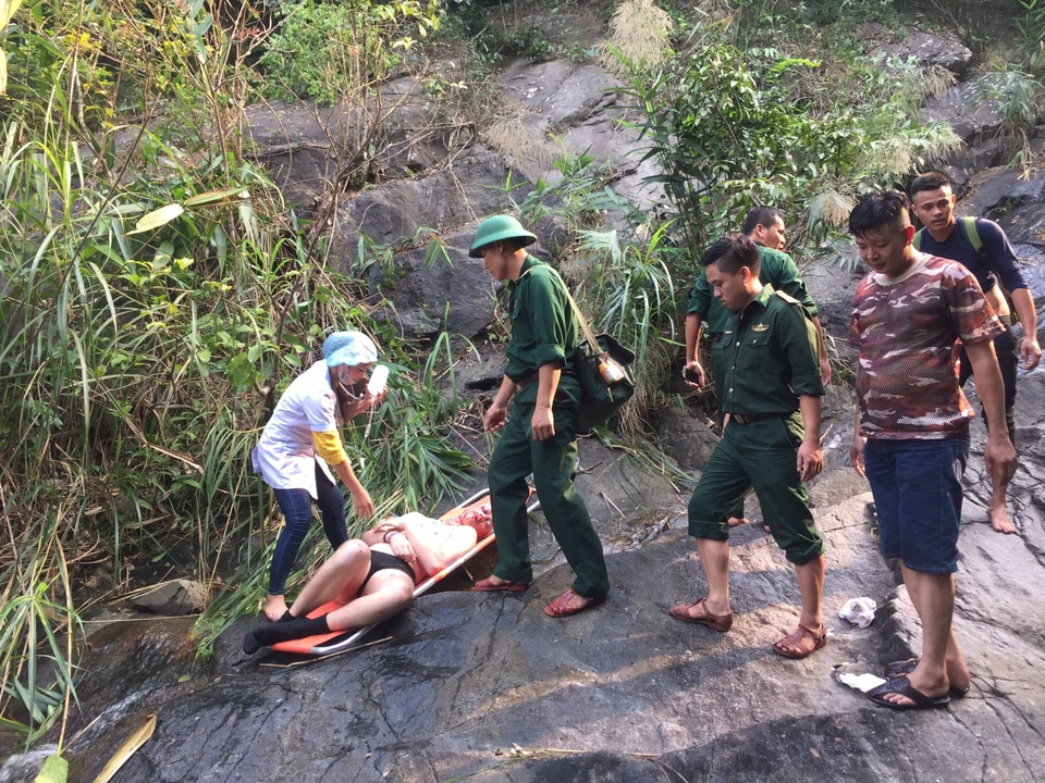 Cứu hộ du khách Anh gặp nạn khi trèo thác ở đèo Hải Vân - 1 Cứu hộ du khách Anh gặp nạn khi trèo thác ở đèo Hải Vân - 1