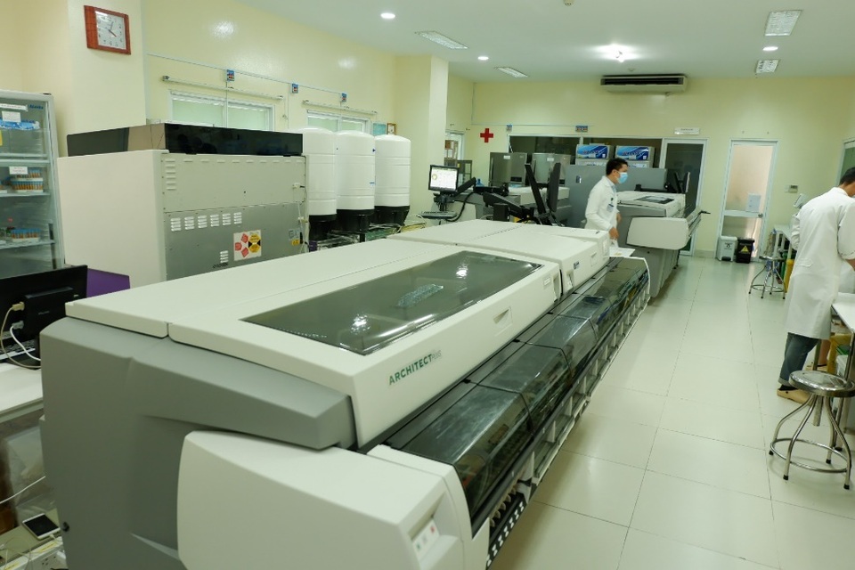 2 bệnh viện lớn được trao chứng nhận quốc tế về quản lý chất lượng xét nghiệm lâm sàng - 1