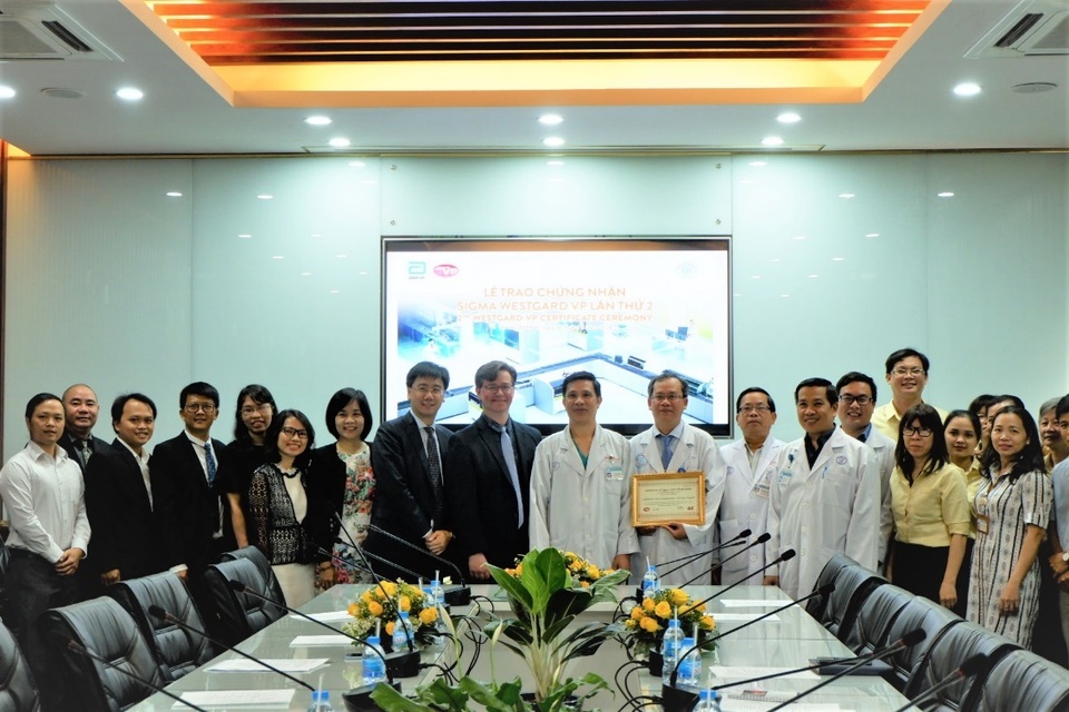 2 bệnh viện lớn được trao chứng nhận quốc tế về quản lý chất lượng xét nghiệm lâm sàng - 2