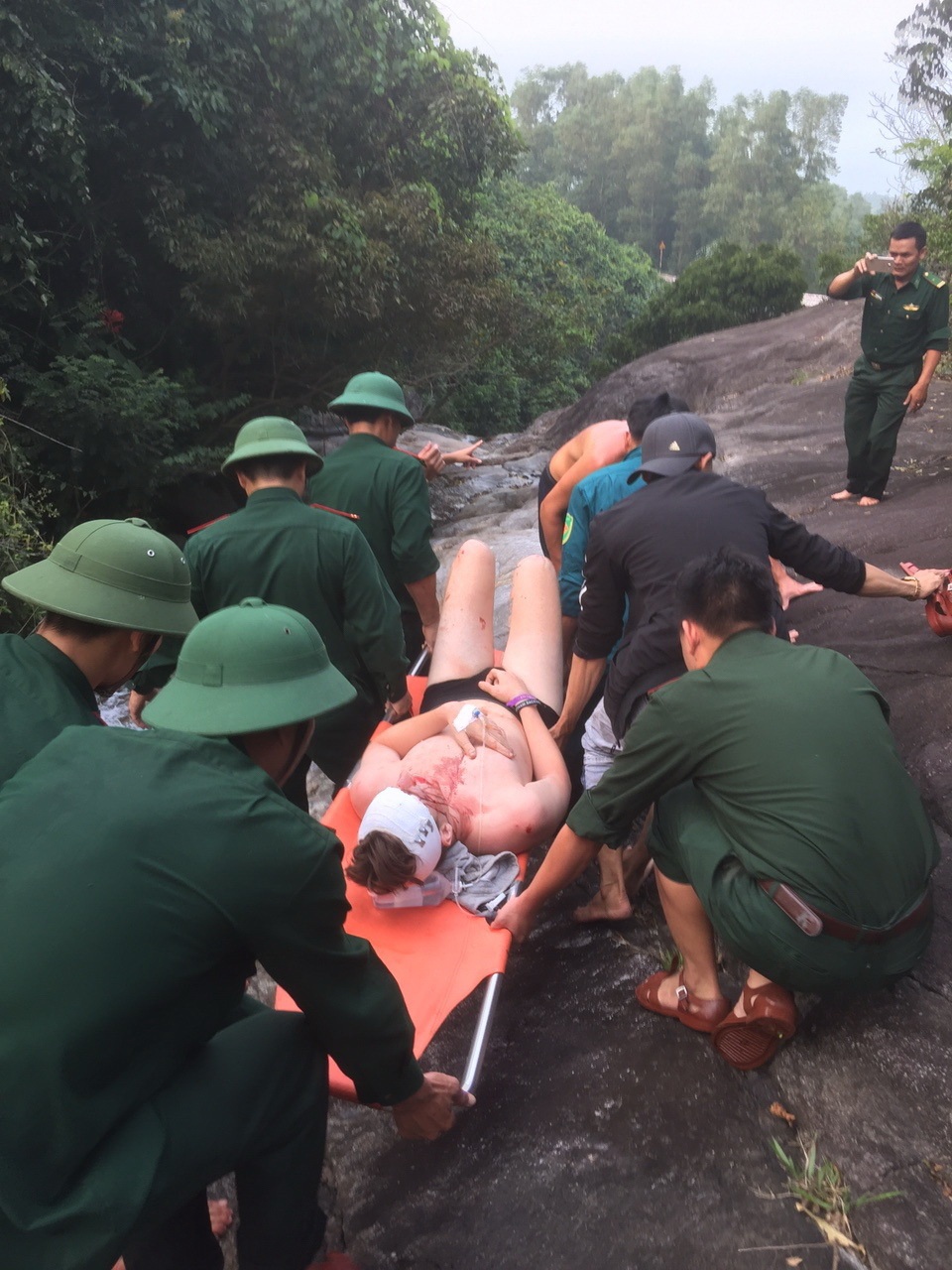 Cứu hộ du khách Anh gặp nạn khi trèo thác ở đèo Hải Vân - 2 Cứu hộ du khách Anh gặp nạn khi trèo thác ở đèo Hải Vân - 2