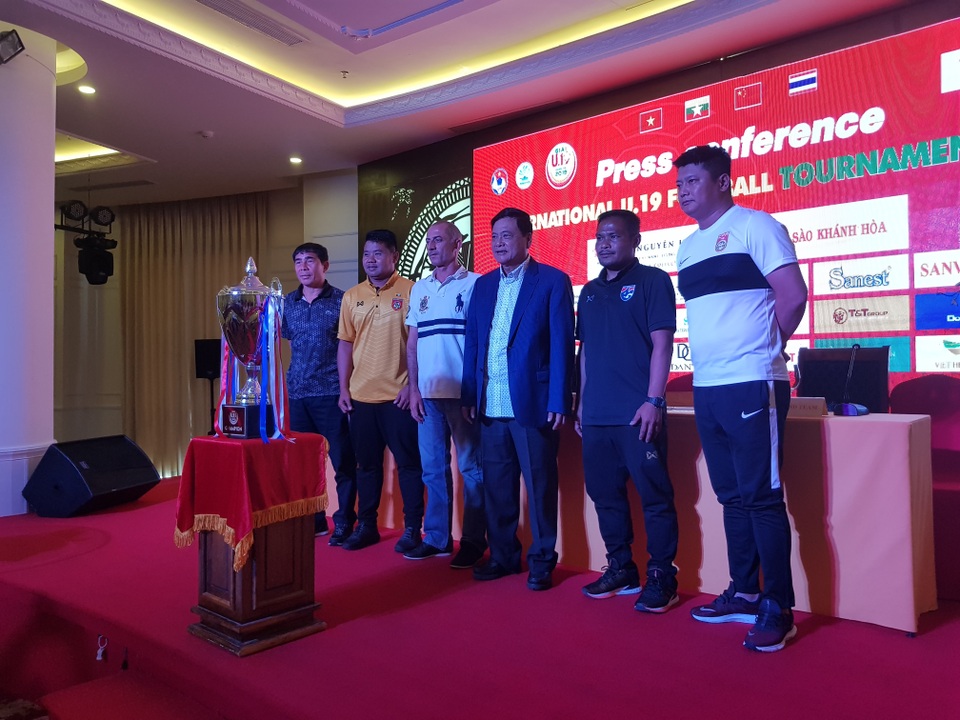 HLV Guillaume Graechen: U19 Việt Nam có nhiều cầu thủ trẻ chất lượng - 1 HLV Guillaume Graechen: U19 Việt Nam có nhiều cầu thủ trẻ chất lượng - 1