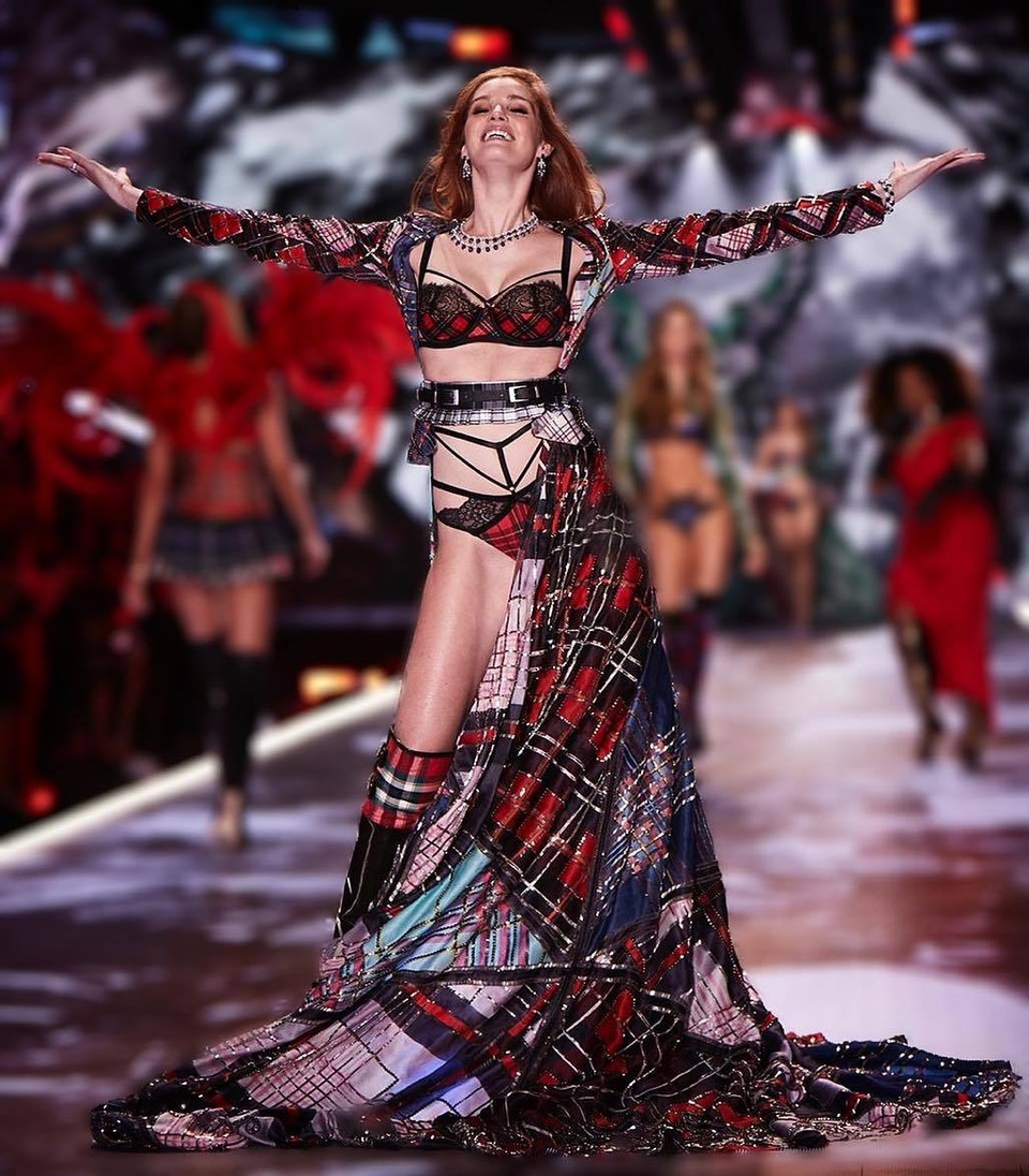 Vẻ đẹp bốc lửa của tân thiên thần nội y Alexina Graham - 14 Vẻ đẹp bốc lửa của tân thiên thần nội y Alexina Graham - 14