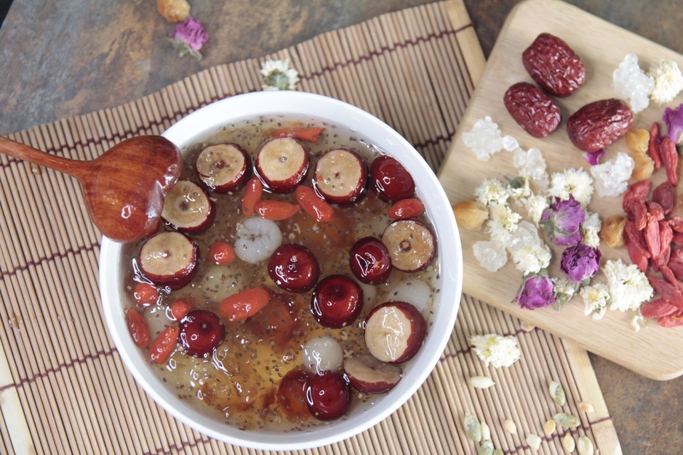Chưa đến hè, chè tuyết yến nhựa đào đã lên cơn sốt - 1 Chưa đến hè, chè tuyết yến nhựa đào đã lên cơn sốt - 1