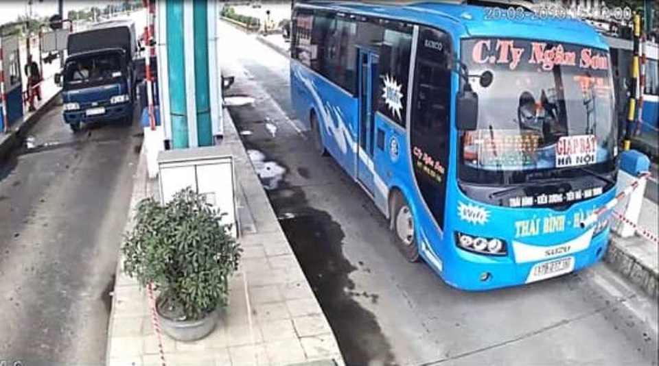 Tạm giữ giấy tờ xe của tài xế chống đối tại trạm BOT Mỹ Lộc - 2 Tạm giữ giấy tờ xe của tài xế chống đối tại trạm BOT Mỹ Lộc - 2