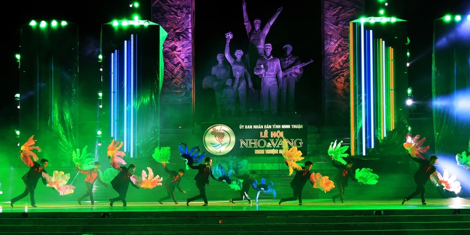 Đến Ninh Thuận: Hái nho, trải nghiệm đua ô tô trên cát, lướt sóng, thuyền buồm... - 1