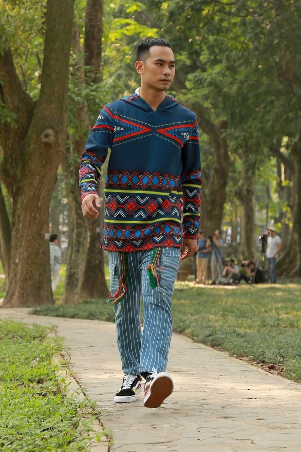 Chiêm ngưỡng tinh hoa văn hoá thổ cẩm Việt Nam qua bộ sưu tập mới - 4 Chiêm ngưỡng tinh hoa văn hoá thổ cẩm Việt Nam qua bộ sưu tập mới - 4