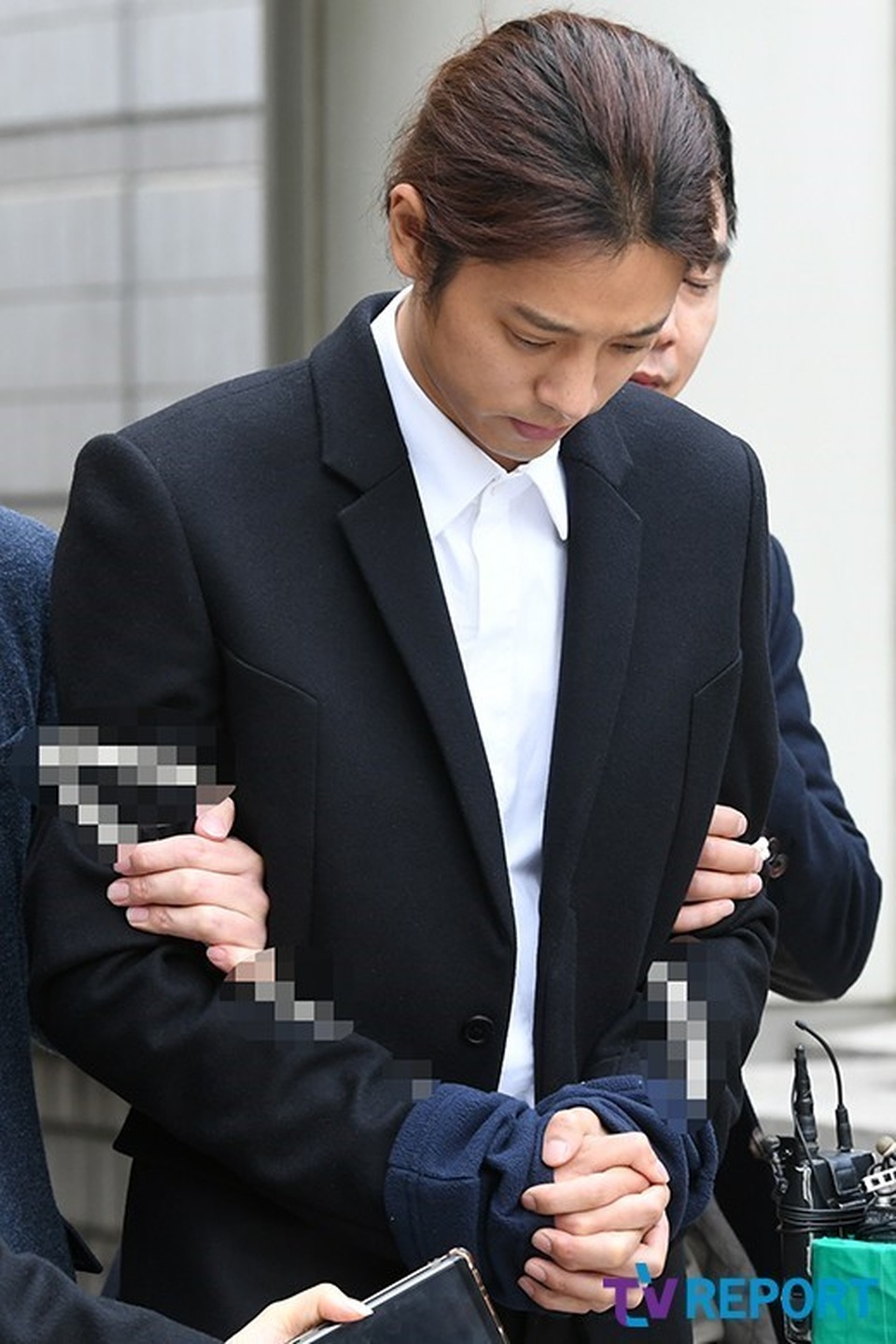 Jung Joon Young bị còng tay và áp giải đến đồn cảnh sát - 4 Jung Joon Young bị còng tay và áp giải đến đồn cảnh sát - 4