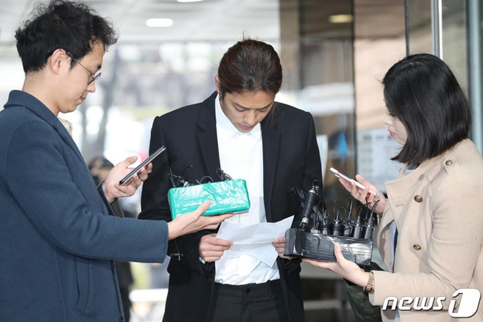 Jung Joon Young bị còng tay và áp giải đến đồn cảnh sát - 6 Jung Joon Young bị còng tay và áp giải đến đồn cảnh sát - 6