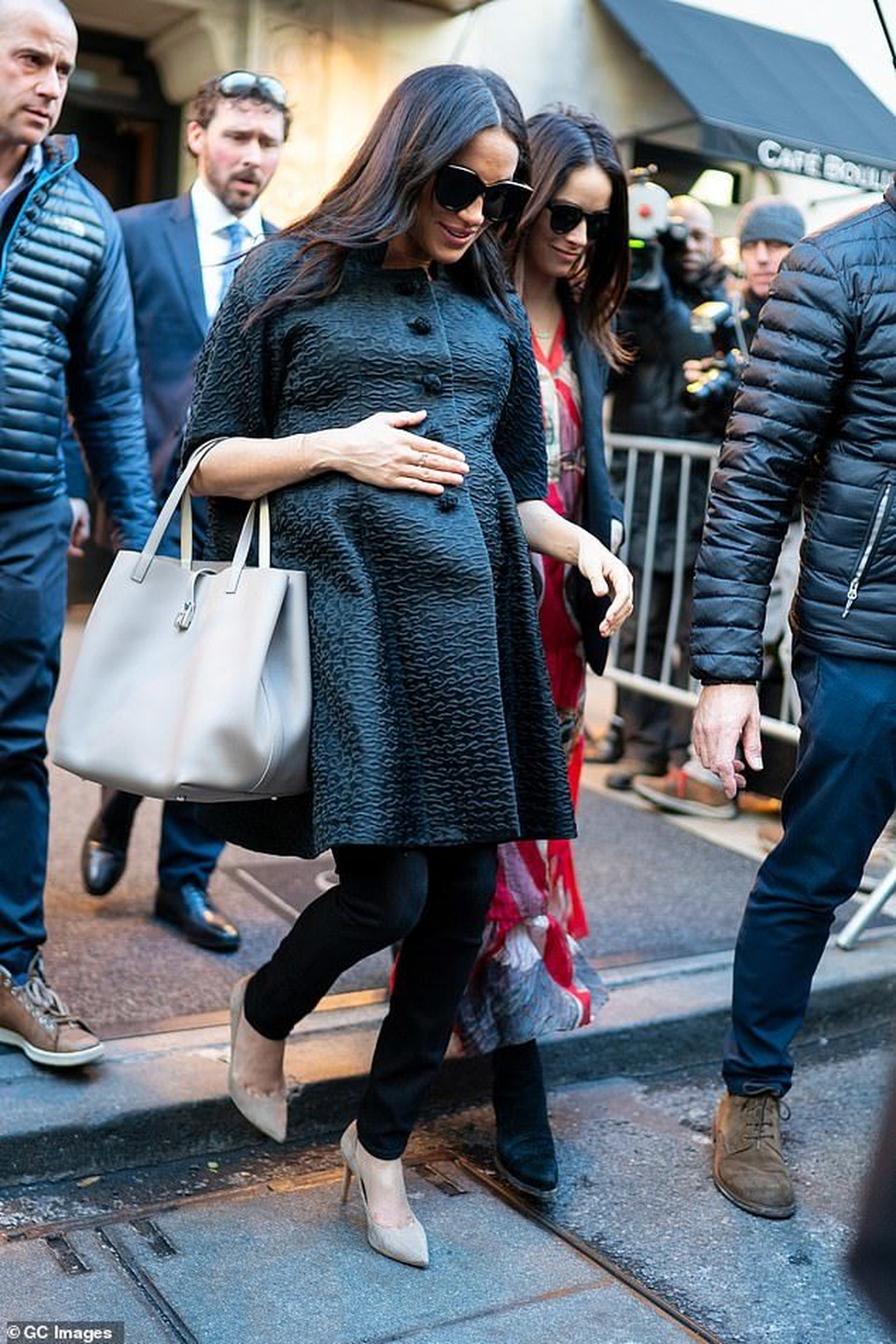 Những bộ đồ đẹp mắt của bà bầu Meghan Markle - 8 Những bộ đồ đẹp mắt của bà bầu Meghan Markle - 8