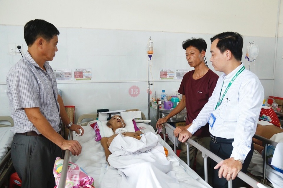 Hơn 40 triệu đồng đến với người cha trẻ bị điện giật thương tâm - 1 Hơn 40 triệu đồng đến với người cha trẻ bị điện giật thương tâm - 1