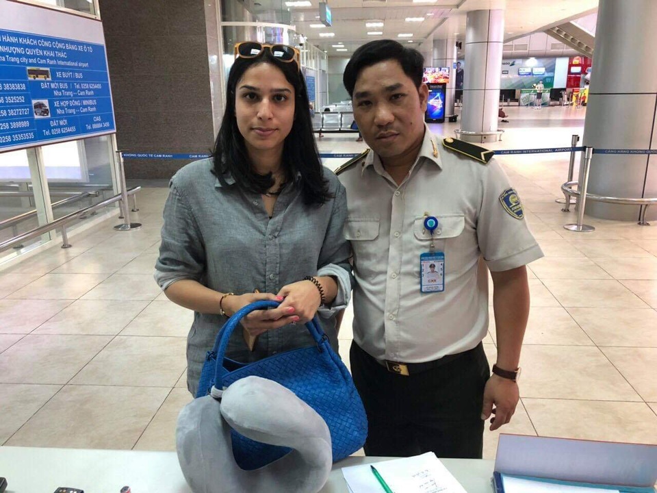 Nhân viên an ninh sân bay trả lại hơn 100 triệu đồng cho khách - 1