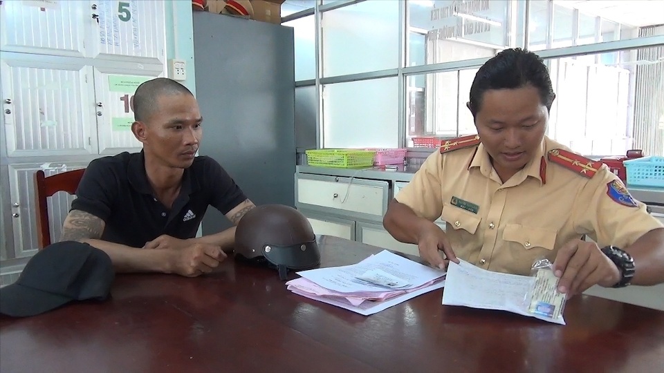 Phát hiện hàng trăm trường hợp sử dụng giấy phép lái xe giả - 1 Phát hiện hàng trăm trường hợp sử dụng giấy phép lái xe giả - 1