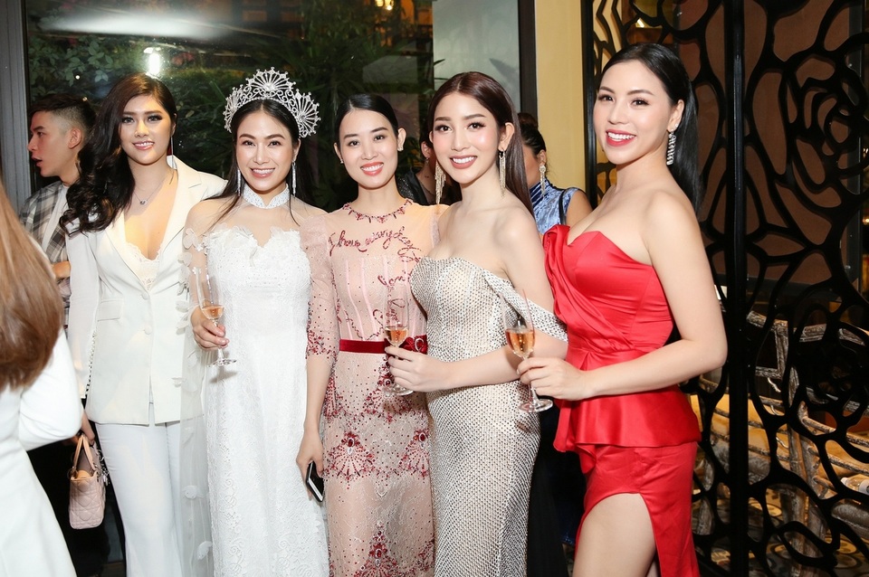 Tuyết Nga va bạn bè, các thí sinh trong cuộc thi (2) (1).jpg Tuyết Nga va bạn bè, các thí sinh trong cuộc thi (2) (1).jpg