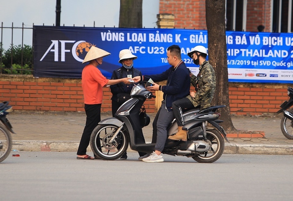 Mở đầu giải đấu U23 châu Á, phe vé “bỗng dưng muốn khóc” - 2 Mở đầu giải đấu U23 châu Á, phe vé “bỗng dưng muốn khóc” - 2