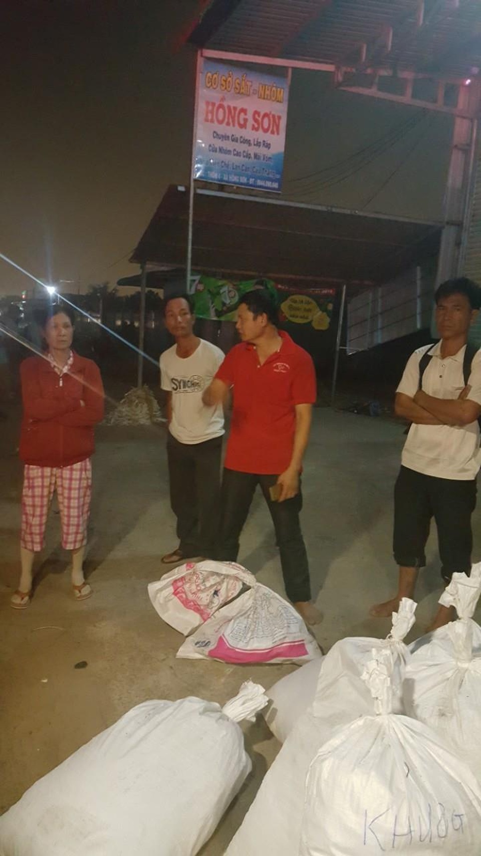 Xe cháy dữ dội lan sang cả nhà dân, 50 hành khách bung cửa tháo chạy - 4 Xe cháy dữ dội lan sang cả nhà dân, 50 hành khách bung cửa tháo chạy - 4