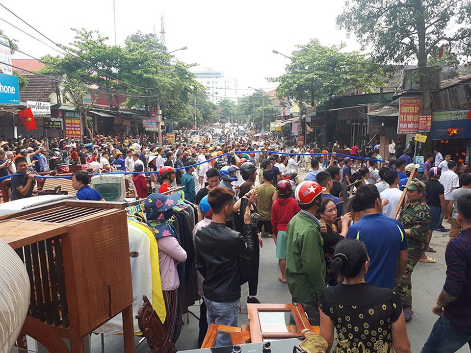 Lửa bao trùm nhiều căn nhà, người dân ném hàng trăm chai nước cứu hỏa - 6 Lửa bao trùm nhiều căn nhà, người dân ném hàng trăm chai nước cứu hỏa - 6