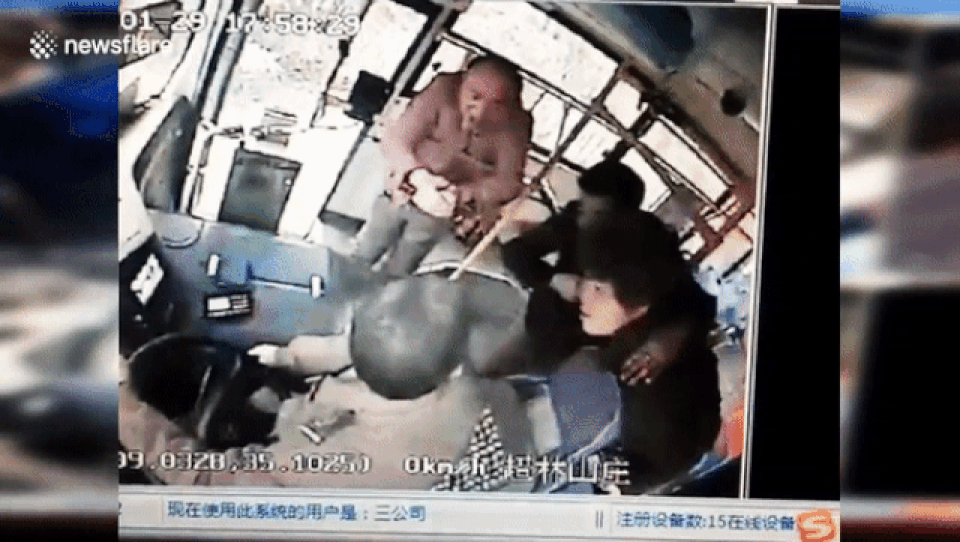 Nữ hành khách Trung Quốc đạp tài xế vì... không chịu vượt đèn đỏ - 2 Nữ hành khách Trung Quốc đạp tài xế vì... không chịu vượt đèn đỏ - 2