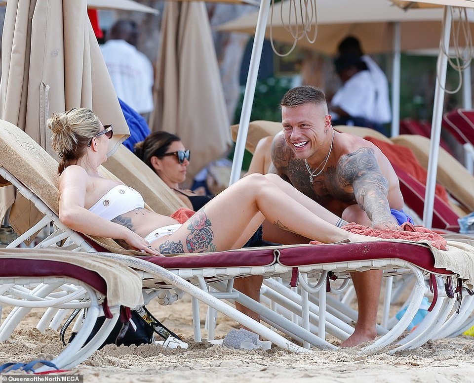 Olivia Buckland khoe hình xăm với áo tắm gợi cảm - 3 Olivia Buckland khoe hình xăm với áo tắm gợi cảm - 3