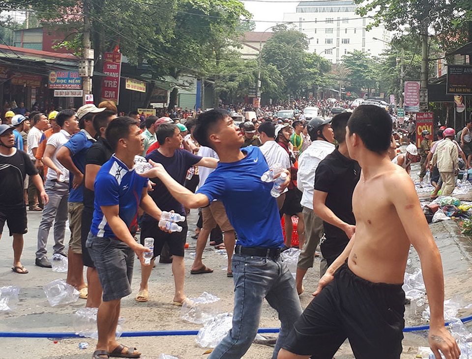 Lửa bao trùm nhiều căn nhà, người dân ném hàng trăm chai nước cứu hỏa - 4 Lửa bao trùm nhiều căn nhà, người dân ném hàng trăm chai nước cứu hỏa - 4
