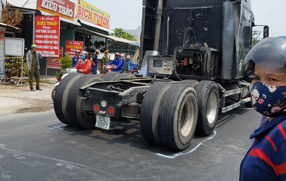 Vụ rơ-moóc lật nghiêng: 3 người tử vong thương tâm - 1 Vụ rơ-moóc lật nghiêng: 3 người tử vong thương tâm - 1