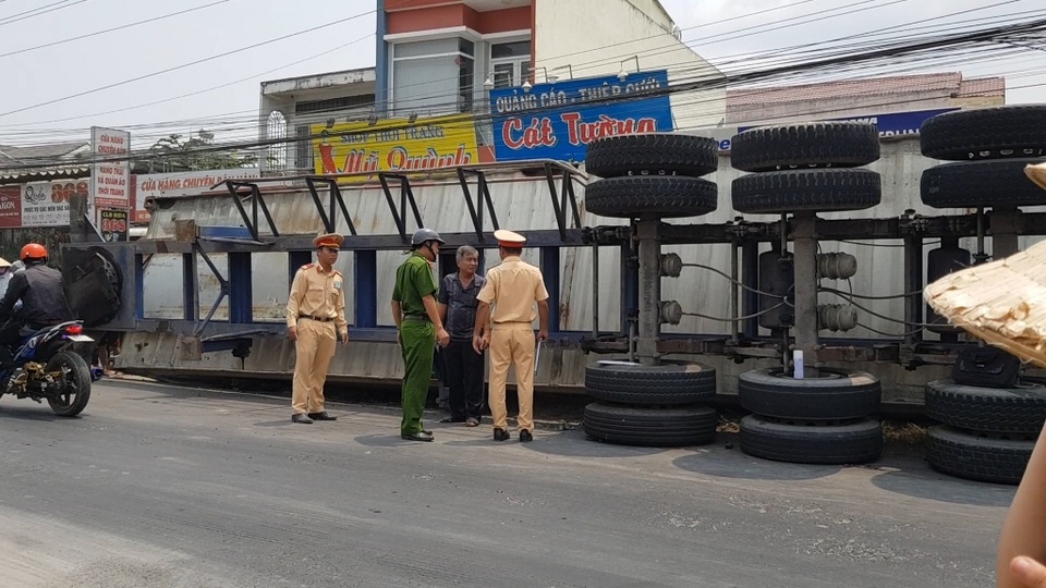 Rơ-moóc xe đầu kéo lật nghiêng, đè bẹp 2 người đi xe máy - 1 Rơ-moóc xe đầu kéo lật nghiêng, đè bẹp 2 người đi xe máy - 1